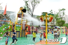 워터파크 부럽지 않네…원주 도심 물놀이 공원 인기