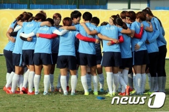한국 여자 축구 '우승 위해 파이팅'