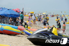 피서객들로 붐비는 동해 망상해변