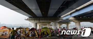 피서는 다리 밑으로...