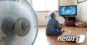폭염에 힘겨운 노인들