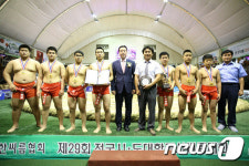 중등부 단체전 우승 차지한 진주남중학교 선수단