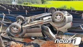 “운전 중 핸드폰 보다가”…김제서 차량 전복, 운전자 중상