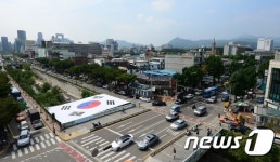 대형태극기 내걸린 청계천 배오개다리