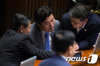與 원내지도부, 동시다발 '식사 정치'…정부 수장 총출동(종합)