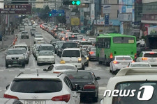 황금연휴…붐비는 강릉시 도로