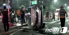 송파구 성내천로서 교통사고로 뒤집힌 차량