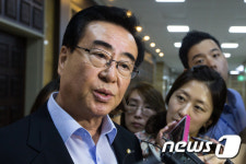 취재진 질문 답하는 김태원 의원