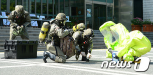 시료 채취 중인 군-보건 관계자들