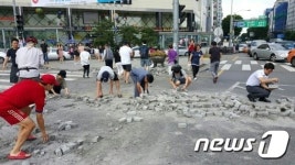 교통사고로 벽돌이 와르르…벽돌 치우자 시민들 우르르