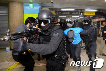 경찰특공대 '폭탄 테러 꼼짝마!'