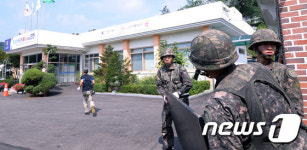 軍 장병들, 연천군 중면 대피소 정비중