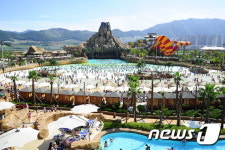 김해 롯데워터파크가 할인행사로 막바지 여름 시즌 공략