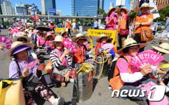 농약분무기 들고 집회 나선 여성농민들