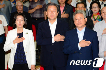 국민의례하는 김무성 대표와 나경원-이철우 의원