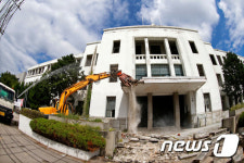 외벽 철거 시작된 옛 전북도청