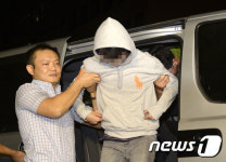 경찰서로 압송되는 중학교 부탄가스 폭발 용의자 이모군