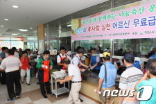 전북농협-익산군산축협, 익산서 노인 750명 점심 제공