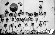 태권도 배우는 외국인 수련생들과 함께