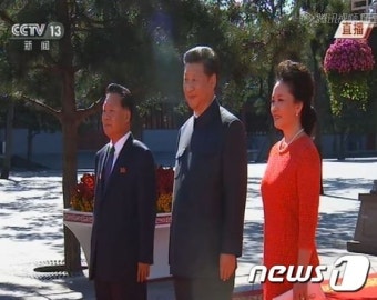 中 열병식 시작…시진핑, 최룡해 비서와 기념촬영