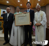 성 대 그레고리오 교황 기사 훈장 받은 이명수 키다리 식품 대표