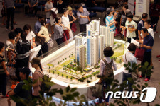 붐비는 힐스테이트 청계 모델하우스