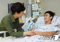 DMZ 지뢰폭발 부상장병 손 맞잡은 박근혜 대통령