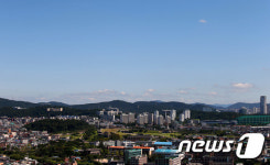 청명한 가을하늘 아래의 수원