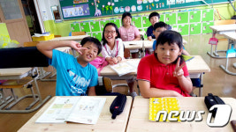 울산 서부초, 전국 최초로 편백나무 책상 설치