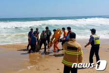 속초해변서 파도 휩쓸린 30대女 구조