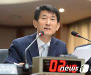 질의에 답변하는 김용헌 헌재 사무처장