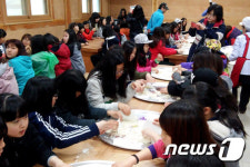 [강원의 재발견⑫]쫄깃쫄깃 맛있는 떡 드시래요…양양 송천떡마을