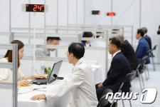 취업 상담 받는 중장년층 우리 일자리는 어디에?