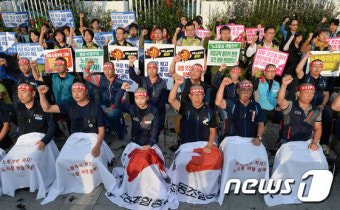 구호 외치는 민주노총 간부들