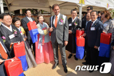 함 메고 청사초롱 든 대사들