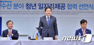 인사하는 유기준 해양수산부 장관