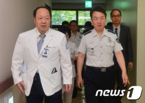 경찰병원 둘러보는 강신명 경찰청장