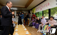 황우여 부총리 할머니 오랜만에 뵙죠?