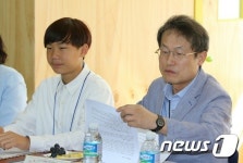 자료 살펴보는 조희연 교육감