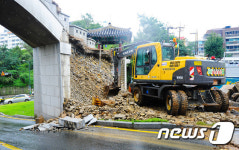 동래읍성 성벽 일부 무너져...인명피해는 없어
