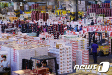 3.6.9과일청과 | 청과시장 가득한 과일상자들