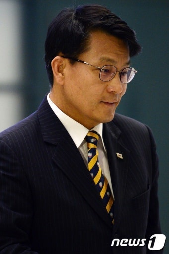 '김무성 대선 불가론'으로 홍역 치른 윤상현 의원
