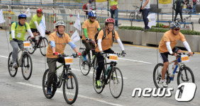 자전거 타는 박원순 시장-조희연 교육감