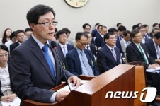 업무보고하는 윤종록 정보통신산업진흥원장