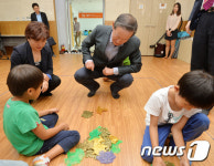 아이들과 딱지 치는 허창수 전경련 회장