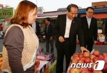 과일 고르는 박승춘 처장