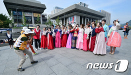 노숙자출신 사진작가 희망사진관 개관