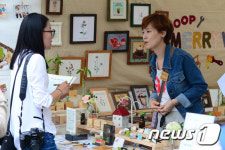 나무로 만든 소품이 예뻐요