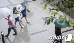 가을 비 내리는 충장로 일대
