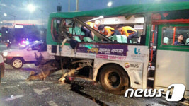 서울 공항동서 버스끼리 충돌…2명 사망, 31명 부상(종합)